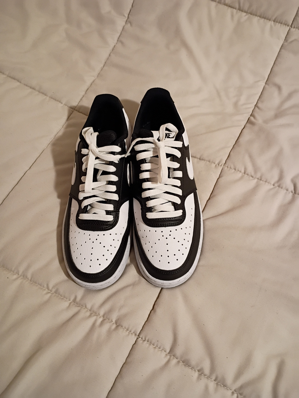 Women's Black & White Low-Top Sneakers - Classic Style